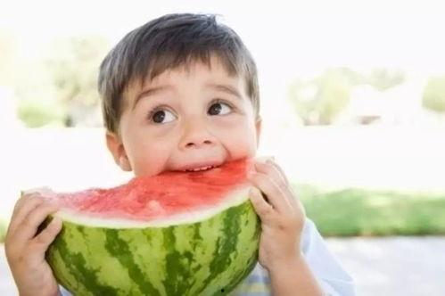 孩子吃瓜脸上痒,孩子吃瓜脸痒的温馨瞬间