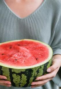 吃瓜买超,揭秘娱乐圈背后的甜蜜与争议