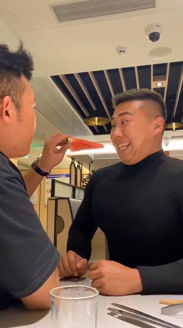 肌肉男吃瓜,揭秘健身圈里的那些“瓜”