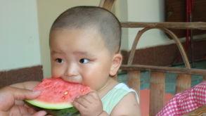 吃瓜女孩成长记,从吃瓜女孩到成熟女性的蜕变之旅