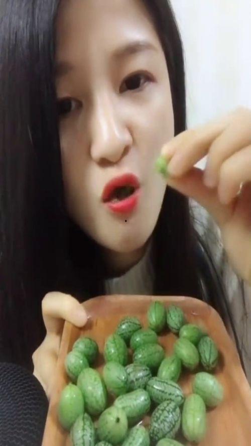 女子吃瓜讲解