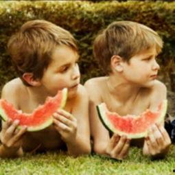 小孩吃瓜情侣图,小孩吃瓜见证情侣甜蜜瞬间