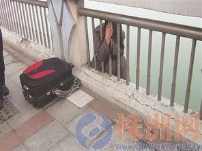 男子吃瓜挂护栏,意外成为街头焦点