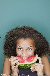 女人发吃瓜图片,揭秘女人分享吃瓜图片背后的故事