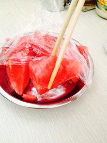 筷子夹西瓜吃瓜