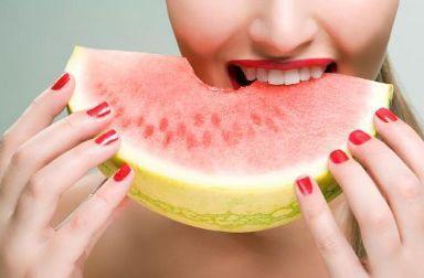 吃瓜吃的牙出血,吃瓜过度致牙出血的警示录