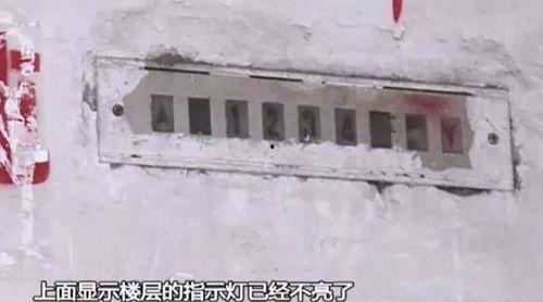 电梯吃瓜被摔,吃瓜群众意外遭遇摔落事故