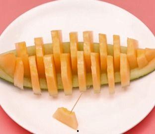 老人吃哈密瓜图片,老人与哈密瓜的美好瞬间