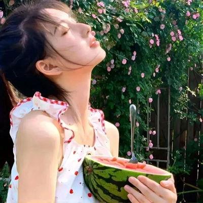 吃瓜的女生图片,吃瓜女生的潮流风采