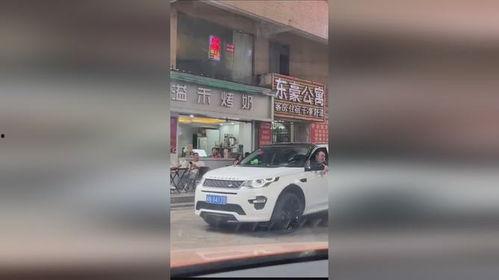 路人吵架旁边吃瓜,围观群众“吃瓜”现场